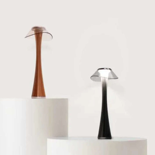 Nordika Moderne lamper i sort og rosaguld præsenteret som produktvisning på podium