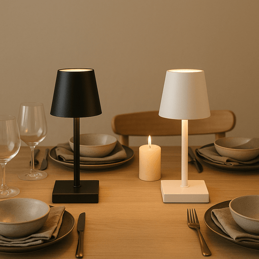 Hvid og sort Sigtuna Mini lampe præsenteret i moderne reol – stilren og minimalistisk løsning.