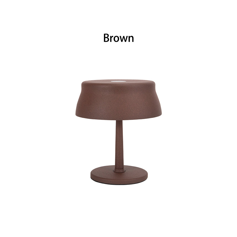 Luna Mini opladelig bordlampe i brun med moderne nordisk design på lys baggrund