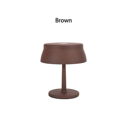 Luna Mini opladelig bordlampe i brun med moderne nordisk design på lys baggrund