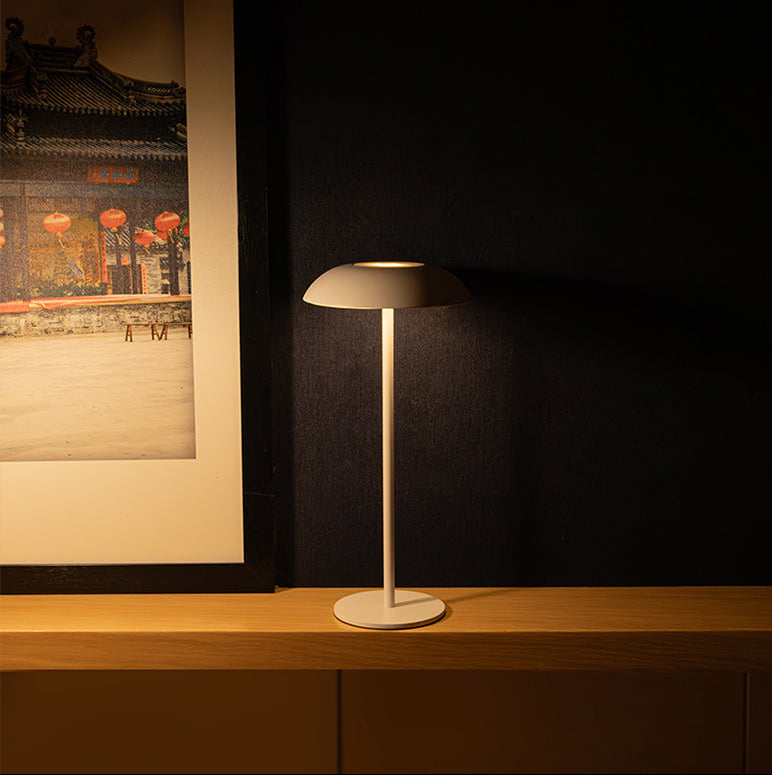 Luna opladelig bordlampe i hvid med varmt hyggelys på træhylde i moderne nordisk indretning