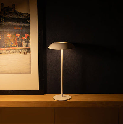 Luna opladelig bordlampe i hvid med varmt hyggelys på træhylde i moderne nordisk indretning