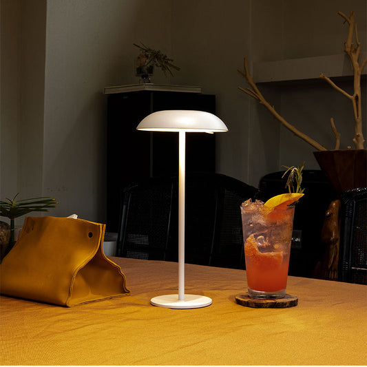 Luna opladelig bordlampe i hvid med varmt hyggelys på spisebord i moderne nordisk hjem