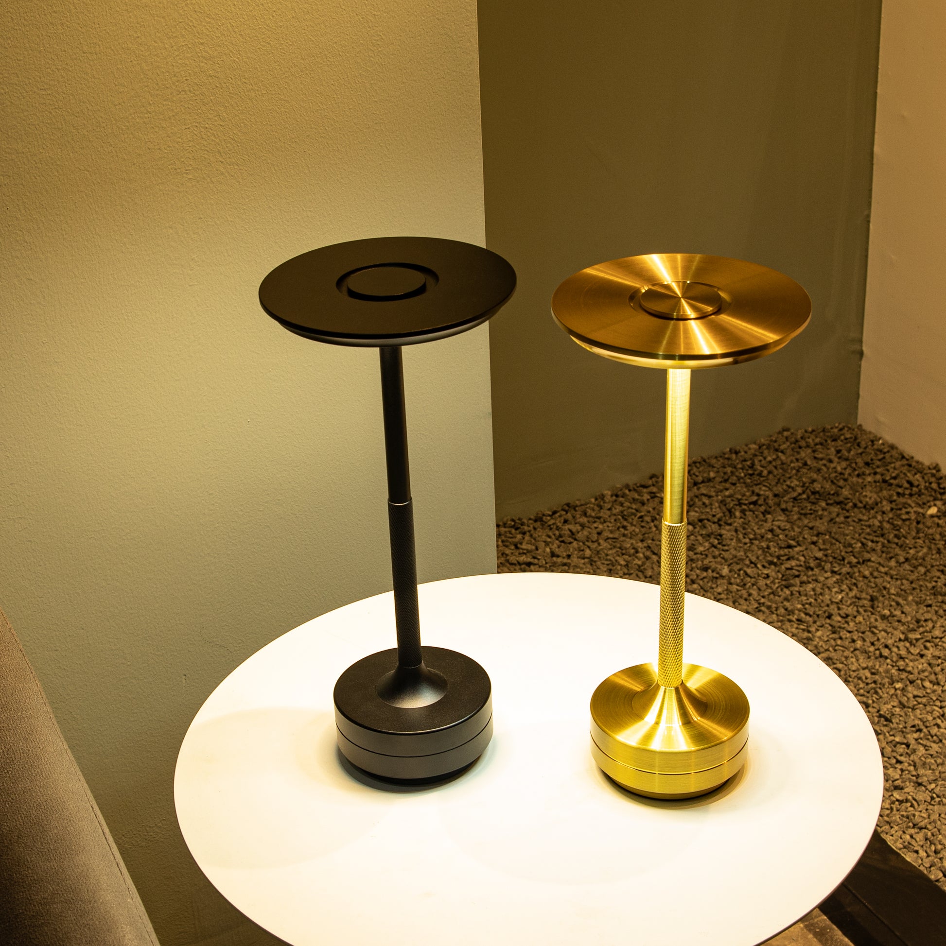 Nordika Classic opladelige bordlamper i guld og sort med eksklusivt minimalistisk design