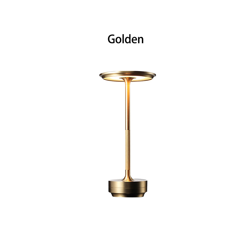 Nordika Classic opladelig bordlampe i guld med minimalistisk nordisk design på hvid baggrund