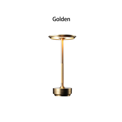 Nordika Classic opladelig bordlampe i guld med minimalistisk nordisk design på hvid baggrund