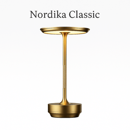 Nordika Classic bordlampe i varm guldfinish – elegant og trådløs lampe i eksklusivt design, præsenteret på hvid baggrund.