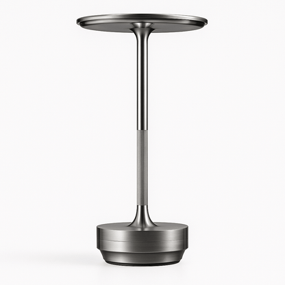 Nordika Classic i børstet sølv – minimalistisk og elegant opladelig bordlampe med rund top og metaldetaljer. Vist på hvid baggrund.