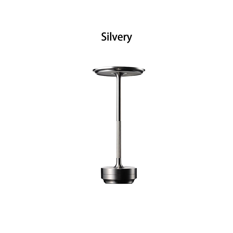 Nordika Classic opladelig bordlampe i sølv med eksklusivt minimalistisk design på hvid baggrund