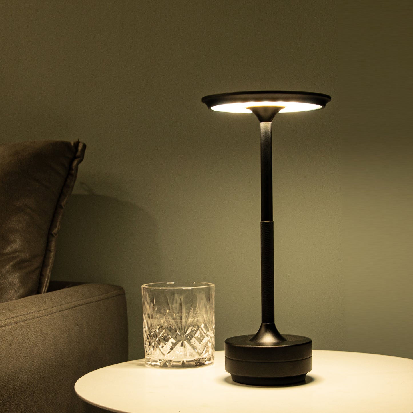 Nordika Classic sort opladelig bordlampe med varmt LED-lys på moderne sidebord
