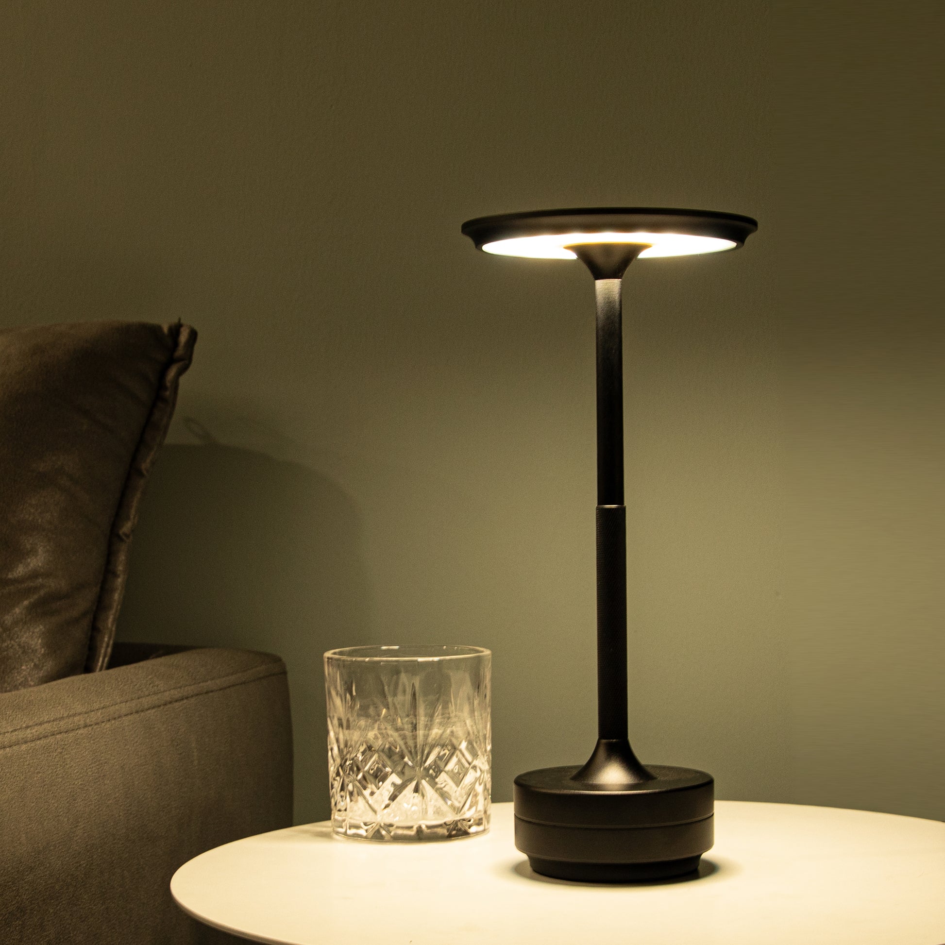 Nordika Classic sort opladelig bordlampe med varmt LED-lys på moderne sidebord