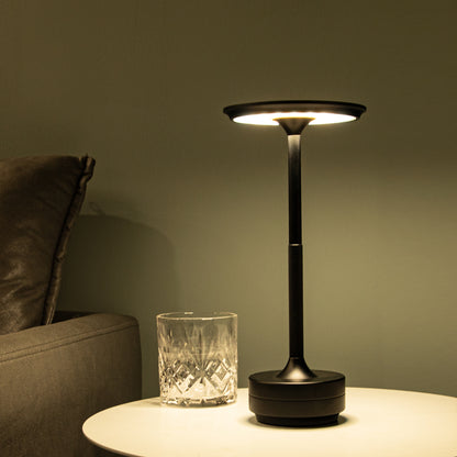 Nordika Classic sort opladelig bordlampe med varmt LED-lys på moderne sidebord
