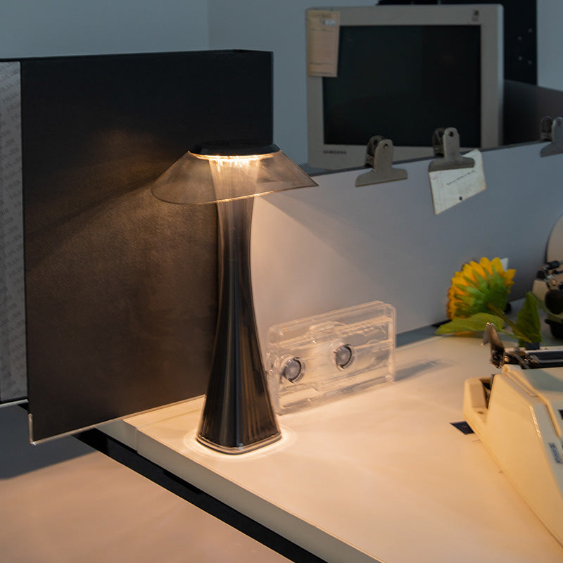 Nordika Moderne sort designer bordlampe med transparent skærm og varmt LED-lys på moderne skrivebord