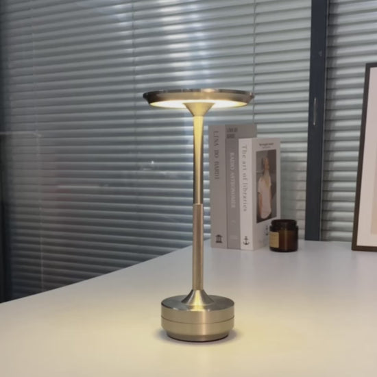 Nordika Classic opladelig bordlampe i sølv med varmt LED-lys vist på moderne bordmiljø i video