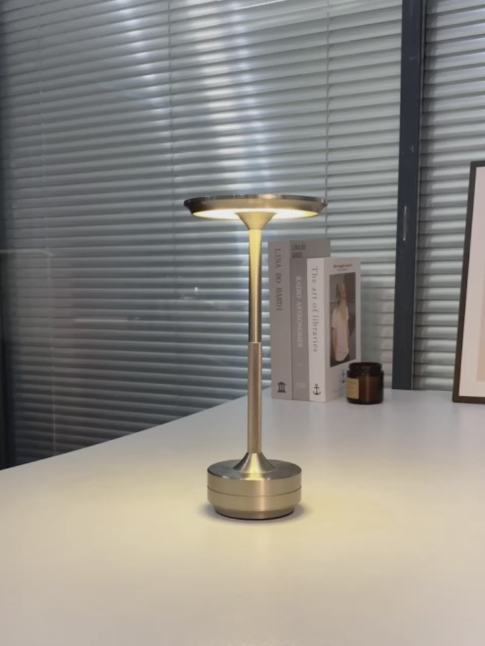 Nordika Classic opladelig bordlampe i sølv med varmt LED-lys vist på moderne bordmiljø i video