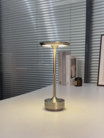 Nordika Classic opladelig bordlampe i sølv med varmt LED-lys vist på moderne bordmiljø i video