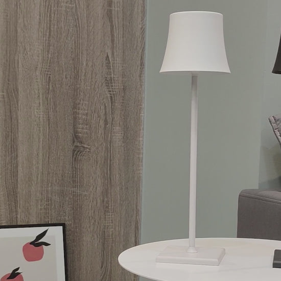 Video af Sigtuna opladelig bordlampe i hvid på bord i moderne nordisk stue