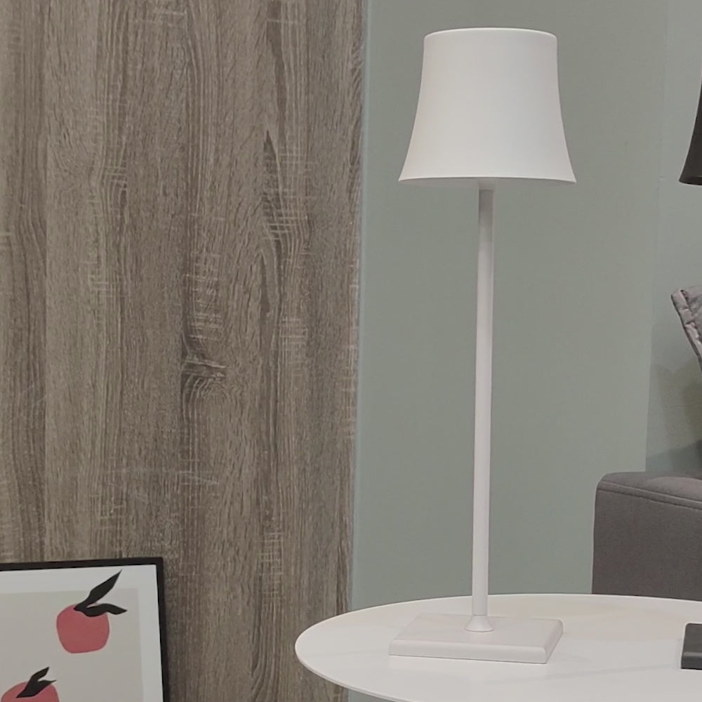 Video af Sigtuna opladelig bordlampe i hvid på bord i moderne nordisk stue