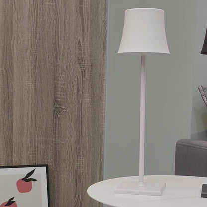 Video af Sigtuna opladelig bordlampe i hvid på bord i moderne nordisk stue