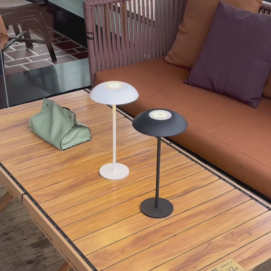 Video af Luna opladelige bordlamper i sort og hvid med varmt hyggelys på terrassebord
