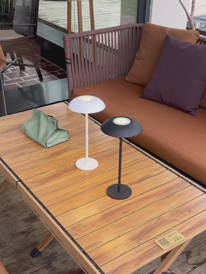Video af Luna opladelige bordlamper i sort og hvid med varmt hyggelys på terrassebord