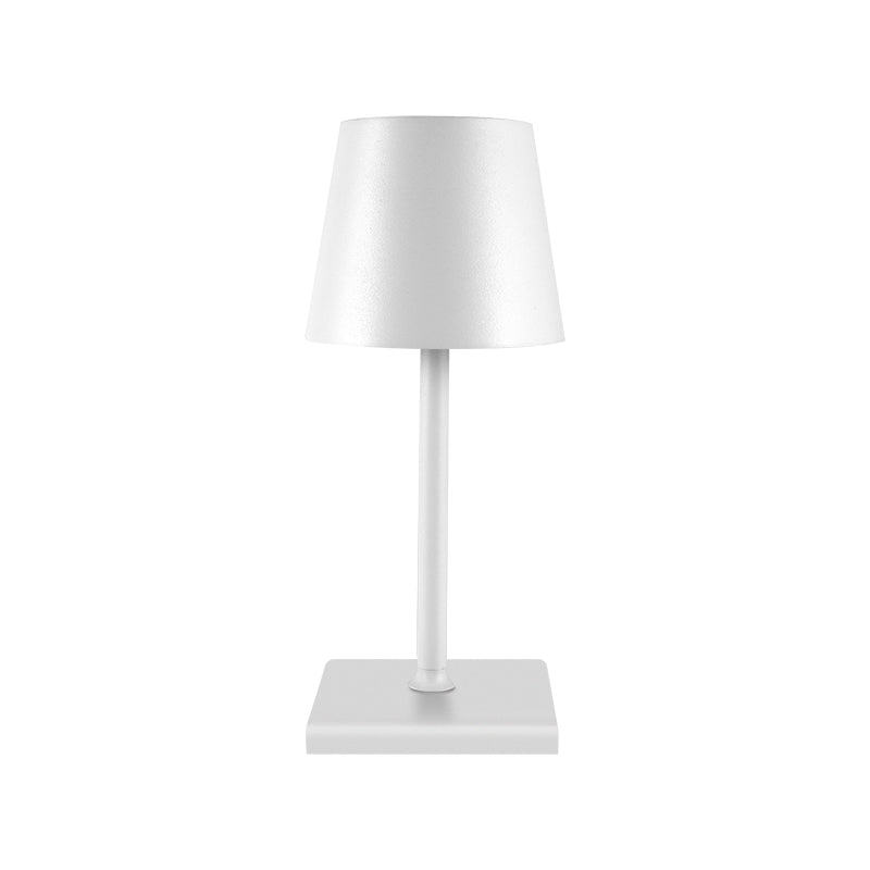 Sigtuna Mini opladelig bordlampe i hvid med minimalistisk nordisk design på lys baggrund