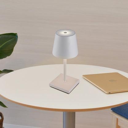 Sigtuna Mini opladelig bordlampe i hvid på rundt bord med moderne nordisk indretning