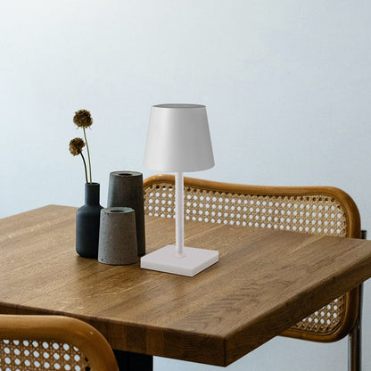 Sigtuna Mini opladelig bordlampe i hvid på spisebord med moderne nordisk indretning