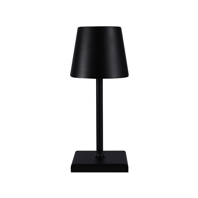 Sigtuna Mini opladelig bordlampe i sort med elegant nordisk design på lys baggrund