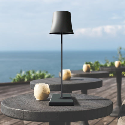 Sigtuna opladelig bordlampe i sort på terrassebord med havudsigt og moderne udendørs indretning
